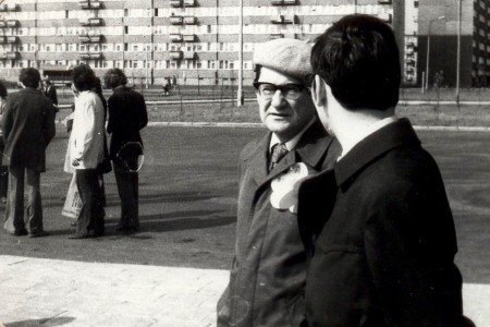 Jerzy Wojtowicz z Kazimierzem Maliszewskim (tyłem) przed Rektoratem UMK w czasie przygotowań do pochodu pierwszomajowego w 1979 r.; Toruń, 1.05.1979 (Fotoronika IHiA) 
